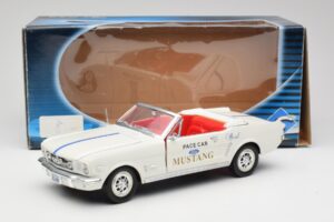 Ford Mustang Pace Car Wimbledon White Solido 1:18 81578 Metāls — attēls 8 no 8