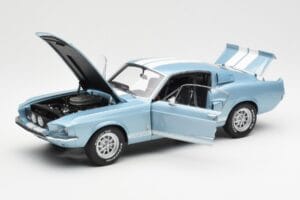 Ford Mustang Shelby GT500 Gaiši Zils Metaliks Ar Baltām Svītrām AUTOart 1:18 72907 Metāls — attēls 2 no 8