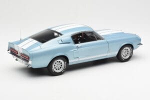 Ford Mustang Shelby GT500 Gaiši Zils Metaliks Ar Baltām Svītrām AUTOart 1:18 72907 Metāls — attēls 3 no 8