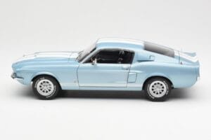 Ford Mustang Shelby GT500 Gaiši Zils Metaliks Ar Baltām Svītrām AUTOart 1:18 72907 Metāls — attēls 4 no 8