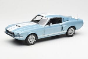 Ford Mustang Shelby GT500 Gaiši Zils Metaliks Ar Baltām Svītrām AUTOart 1:18 72907 Metāls