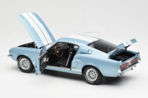 Ford Mustang Shelby GT500 Gaiši Zils Metaliks Ar Baltām Svītrām AUTOart 1:18 72907 Metāls — attēls 5 no 8