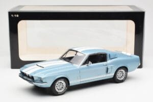 Ford Mustang Shelby GT500 Gaiši Zils Metaliks Ar Baltām Svītrām AUTOart 1:18 72907 Metāls — attēls 8 no 8