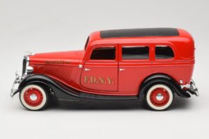 Ford Sedan Sarkans Solido 1:18 8066 Metāls — attēls 4 no 8