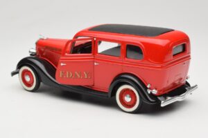 Ford Sedan Sarkans Solido 1:18 8066 Metāls — attēls 5 no 8