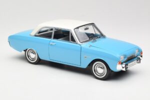 Ford Taunus 17M P2 Zils Revell 1:18 08817 Metāls — attēls 6 no 8