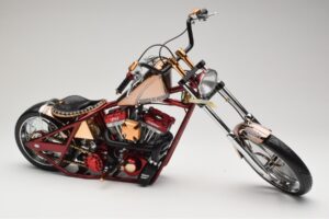 Harley-Davidson West Coast Choppers Diablo Soft Tail Zelta Sarkans Minichamps 1:5 JJ04-05-03 Metāls — attēls 5 no 6