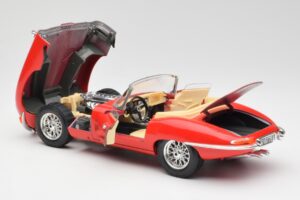 Jaguar E-Type Kabriolets Sarkans Bburago 1:18 3016 Metāls — attēls 5 no 8