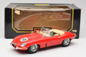 Jaguar E-Type Kabriolets Sarkans Bburago 1:18 3016 Metāls — attēls 8 no 8