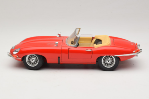 Jaguar E-Type Series 1 Kabriolets Sarkans Bburago 1:18 3038 Metāls — attēls 4 no 8