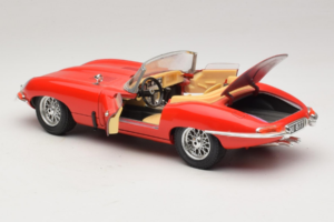 Jaguar E-Type Series 1 Kabriolets Sarkans Bburago 1:18 3038 Metāls — attēls 5 no 8