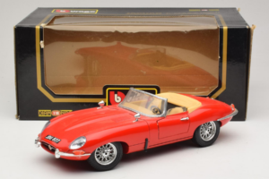 Jaguar E-Type Series 1 Kabriolets Sarkans Bburago 1:18 3038 Metāls — attēls 8 no 8