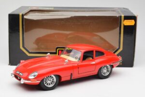 Jaguar E-Type Sarkans Bburago 1:18 3018 Metāls — attēls 8 no 8