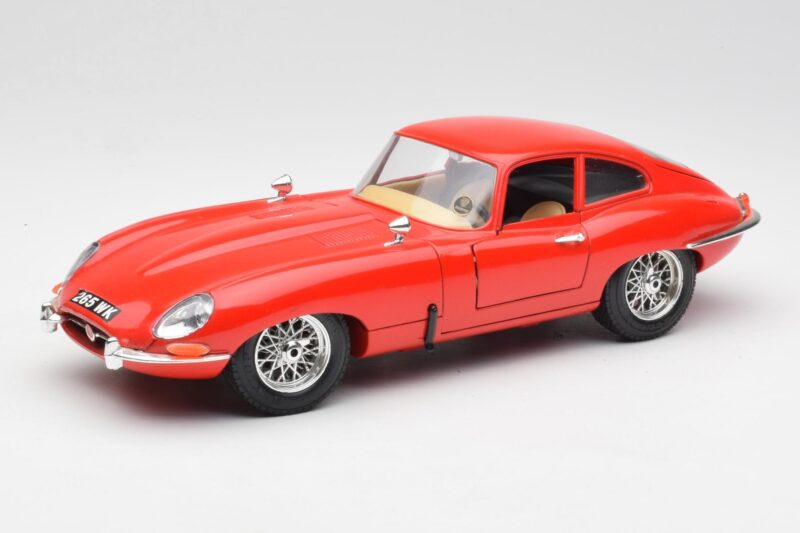 Jaguar E-Type Sarkans Bburago 1:18 3018 Metāls