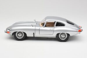Jaguar E-Type Series 1 Sudrabs Bburago 1:18 3018-M2 Metāls — attēls 4 no 8