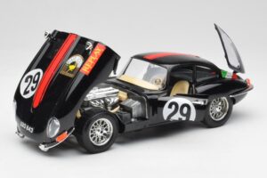 Jaguar E-Type #29 Melns Bburago 1:18 3018-M4 Metāls — attēls 2 no 8