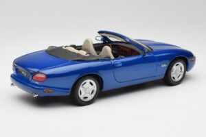 Jaguar XK8 X100 Kabriolets Azure Zils Maisto 1:18 50286 Metāls — attēls 3 no 8