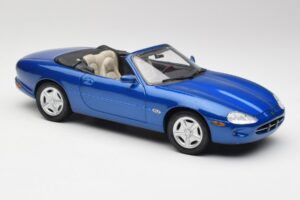 Jaguar XK8 X100 Kabriolets Azure Zils Maisto 1:18 50286 Metāls — attēls 6 no 8