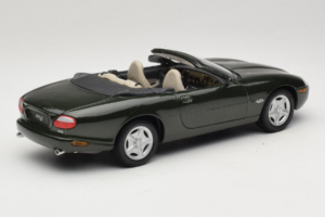 Jaguar XK8 Green Metallic Gaiši Pelēks Salons Maisto 1:18 31836 Metāls — attēls 3 no 8