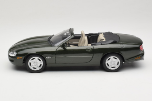 Jaguar XK8 Green Metallic Gaiši Pelēks Salons Maisto 1:18 31836 Metāls — attēls 4 no 8
