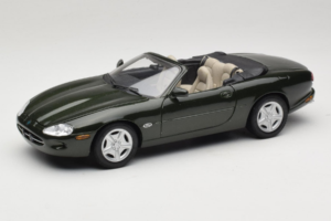 Jaguar XK8 Green Metallic Gaiši Pelēks Salons Maisto 1:18 31836 Metāls