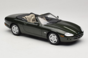 Jaguar XK8 Green Metallic Gaiši Pelēks Salons Maisto 1:18 31836 Metāls — attēls 6 no 8