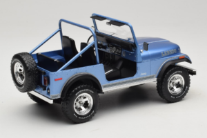 Jeep CJ-7 Laredo Zils MCG 1:18 MCG18553 Metāls — attēls 2 no 6