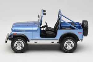 Jeep CJ-7 Laredo Zils MCG 1:18 MCG18553 Metāls — attēls 3 no 6