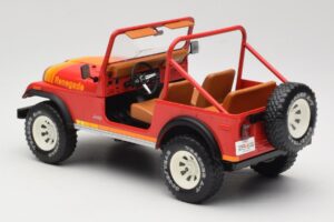 Jeep CJ-7 Renegade Sarkans MCG 1:18 MCG18110 Metāls — attēls 5 no 6