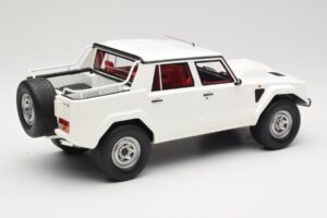 Lamborghini LM002 Balts Kyosho 1:18 GTS18508W Sveķi — attēls 2 no 6