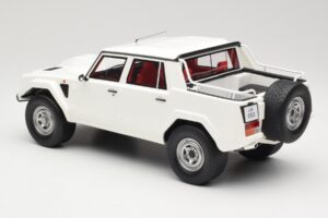 Lamborghini LM002 Balts Kyosho 1:18 GTS18508W Sveķi — attēls 5 no 6