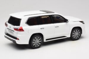 Lexus LX570 J200 Balts LCD 1:18 LCD18010-WH Metāls — attēls 3 no 8