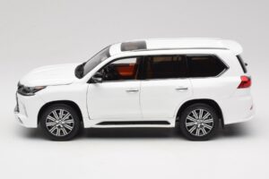 Lexus LX570 J200 Balts LCD 1:18 LCD18010-WH Metāls — attēls 4 no 8