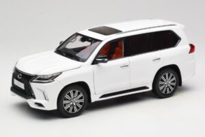 Lexus LX570 J200 Balts LCD 1:18 LCD18010-WH Metāls