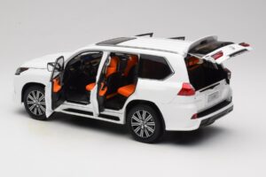 Lexus LX570 J200 Balts LCD 1:18 LCD18010-WH Metāls — attēls 5 no 8