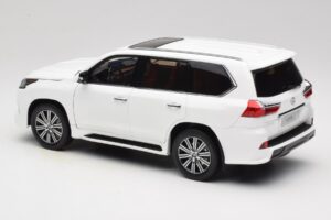 Lexus LX570 J200 Balts LCD 1:18 LCD18010-WH Metāls — attēls 7 no 8