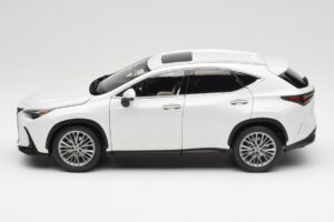 Lexus NX450h+ AZ20 Balts Kyosho 1:18 08968Q Sveķi — attēls 4 no 8