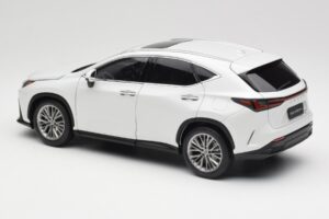 Lexus NX450h+ AZ20 Balts Kyosho 1:18 08968Q Sveķi — attēls 7 no 8