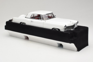 Lincoln Continental Mark II Balts Road Signature 1:18 20078-P1 Metāls — attēls 4 no 6