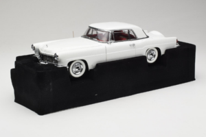 Lincoln Continental Mark II Balts Road Signature 1:18 20078-P1 Metāls