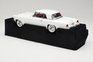 Lincoln Continental Mark II Balts Road Signature 1:18 20078-P1 Metāls — attēls 5 no 6