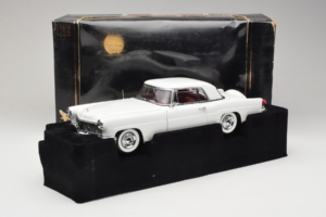 Lincoln Continental Mark II Balts Road Signature 1:18 20078-P1 Metāls — attēls 6 no 6