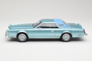 Lincoln Continental Mark V Blue Metallic MCG 1:18 MCG18369 Metāls — attēls 3 no 6