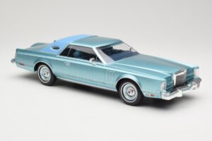 Lincoln Continental Mark V Blue Metallic MCG 1:18 MCG18369 Metāls — attēls 4 no 6