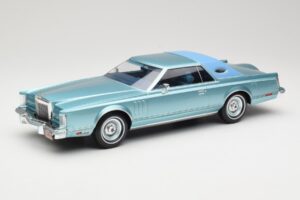 Lincoln Continental Mark V Blue Metallic MCG 1:18 MCG18369 Metāls