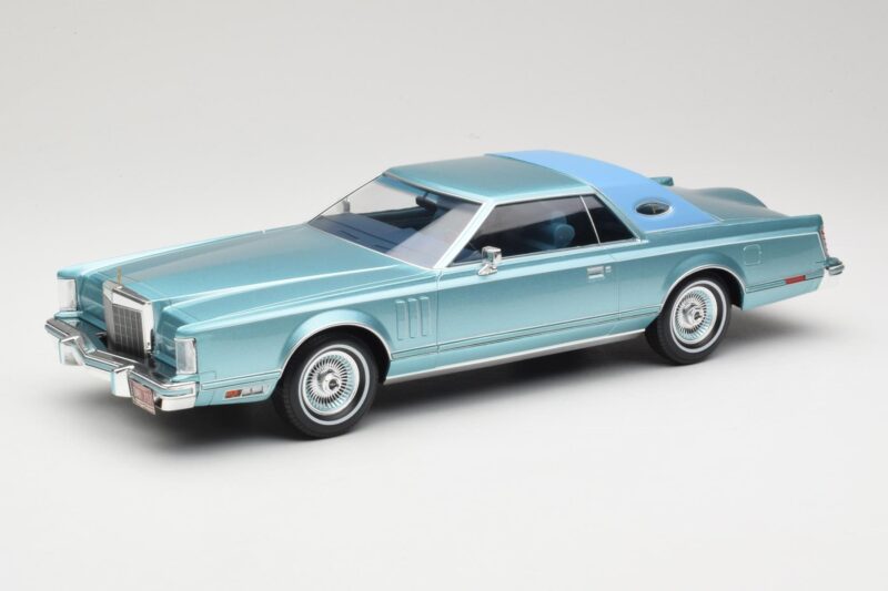 Lincoln Continental Mark V Blue Metallic MCG 1:18 MCG18369 Metāls