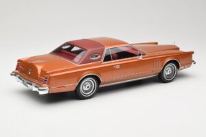 Lincoln Continental Mark V Crystal Apricot Metallic MCG 1:18 MCG18370 Metāls — attēls 2 no 6