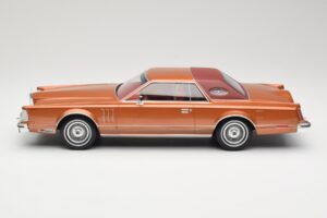 Lincoln Continental Mark V Crystal Apricot Metallic MCG 1:18 MCG18370 Metāls — attēls 3 no 6