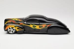 Lincoln Zephyr Scrape Custom Melns ar Liesmām Hot Wheels 1:18 57319 Metāls — attēls 4 no 8