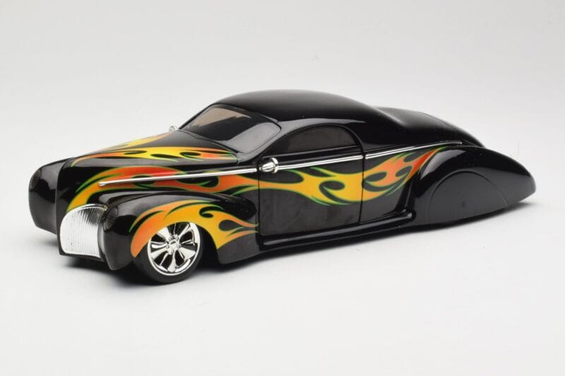 Lincoln Zephyr Scrape Custom Melns ar Liesmām Hot Wheels 1:18 57319 Metāls